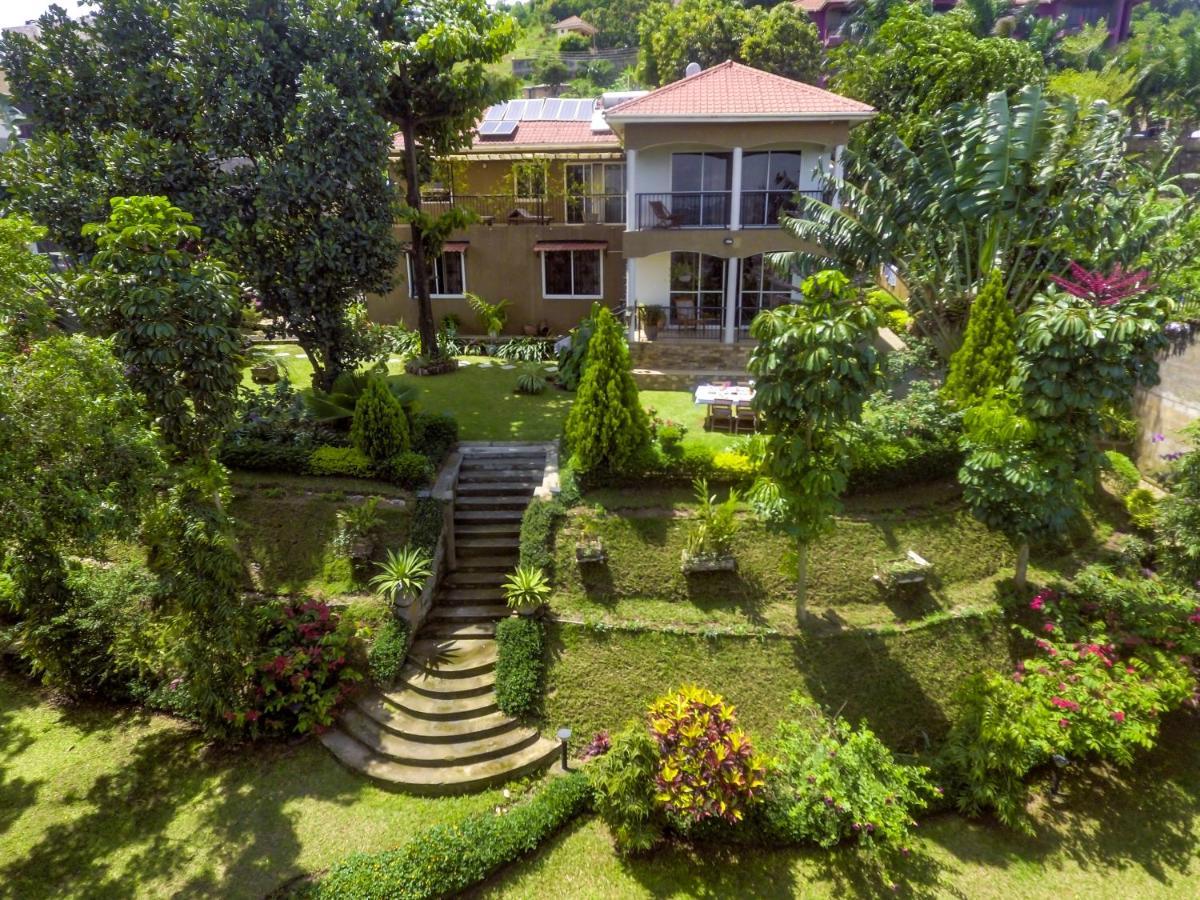 Ewange - A Casa Mia Acomodação com café da manhã Kampala Exterior foto